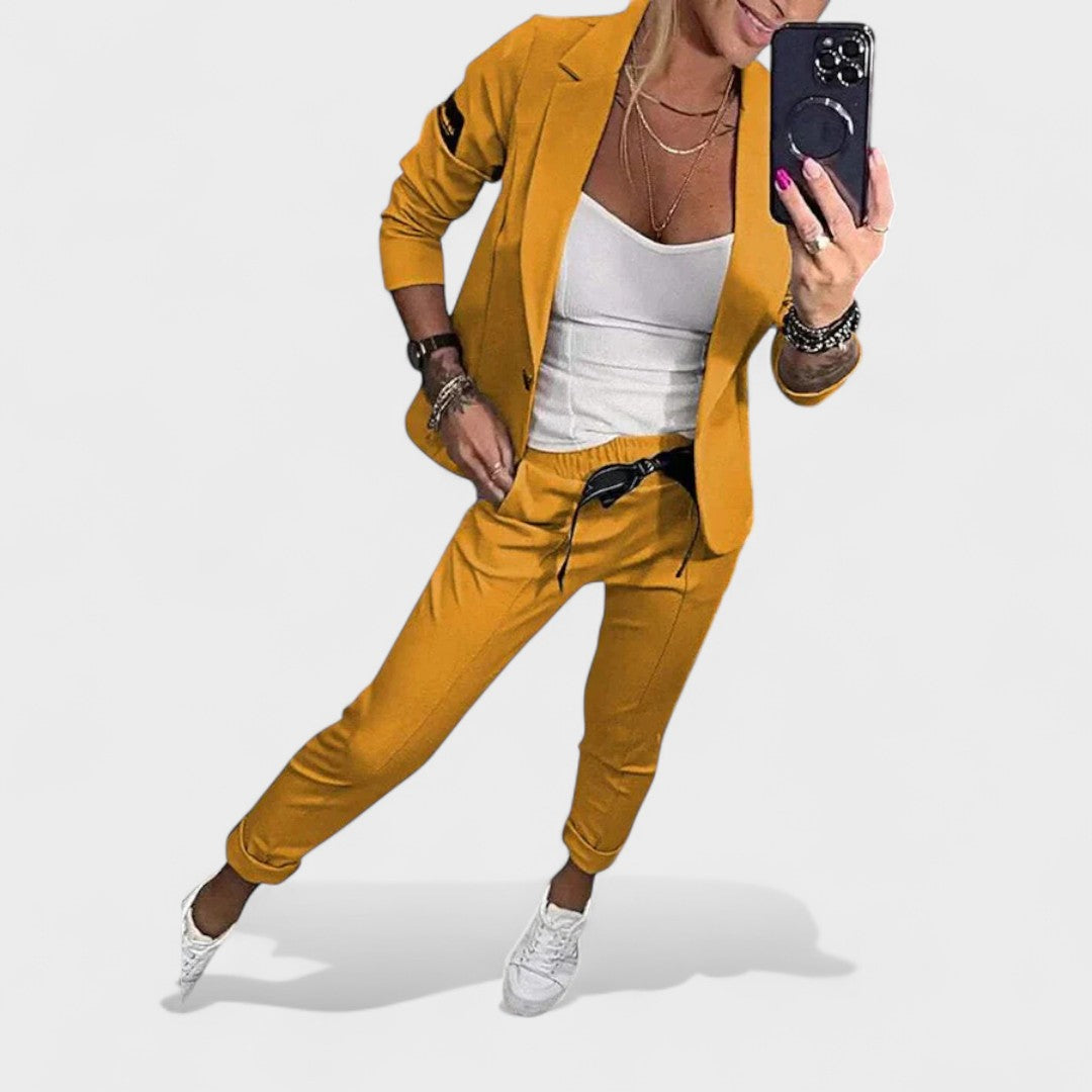 Karolina Prilagojen Set z Mehkim Blejzerjem in Hlačami