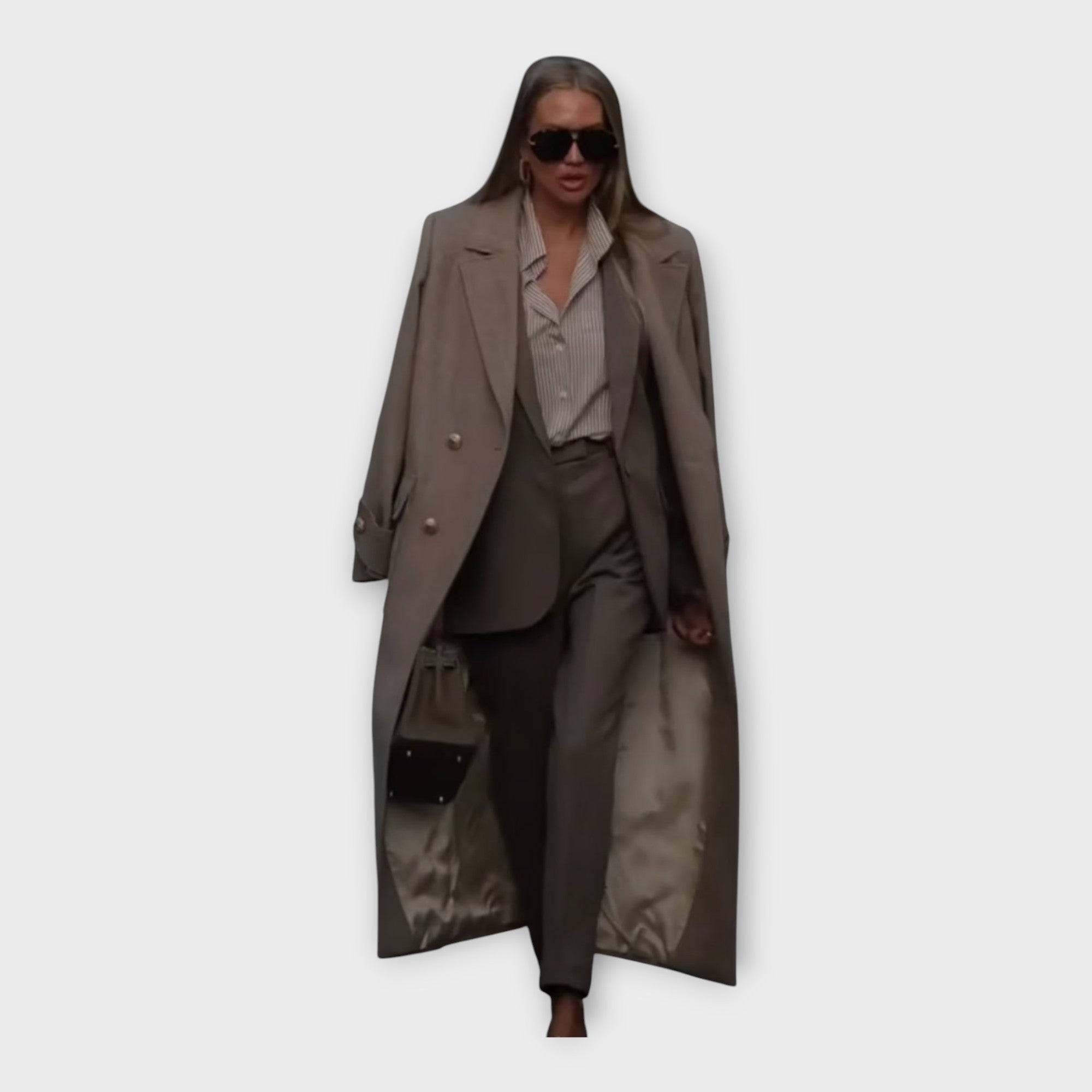 Elegantna kombinacija hlač in plašča v minimalističnem slogu.