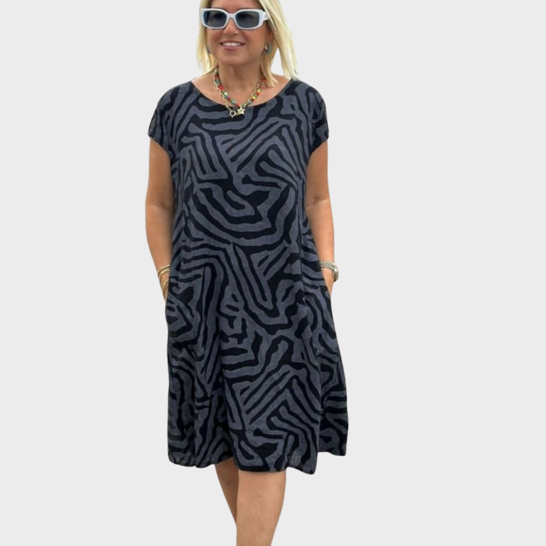 "Dora - Poletna obleka z okroglim izrezom" can be rewritten as "Dora - Poletna obleka z okroglo izrezano obliko".