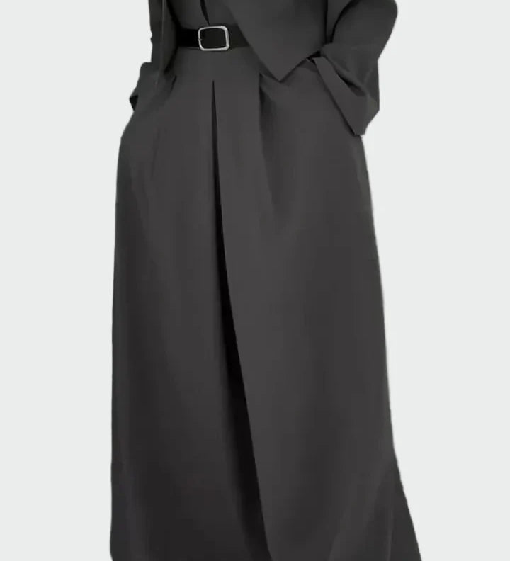 Komplet bluzo in jakno v elegantnem in modernem stilu.