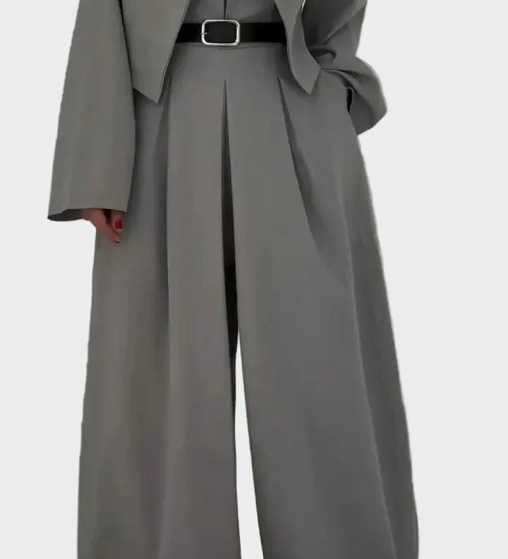 Komplet bluzo in jakno v elegantnem in modernem stilu.