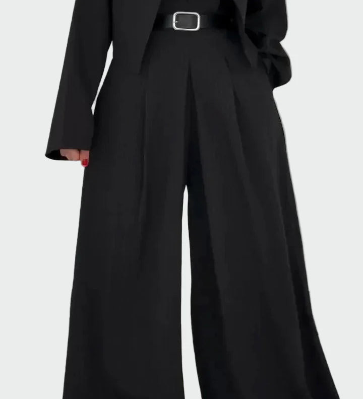 Komplet bluzo in jakno v elegantnem in modernem stilu.