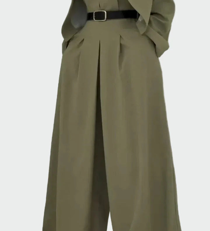 Komplet bluzo in jakno v elegantnem in modernem stilu.