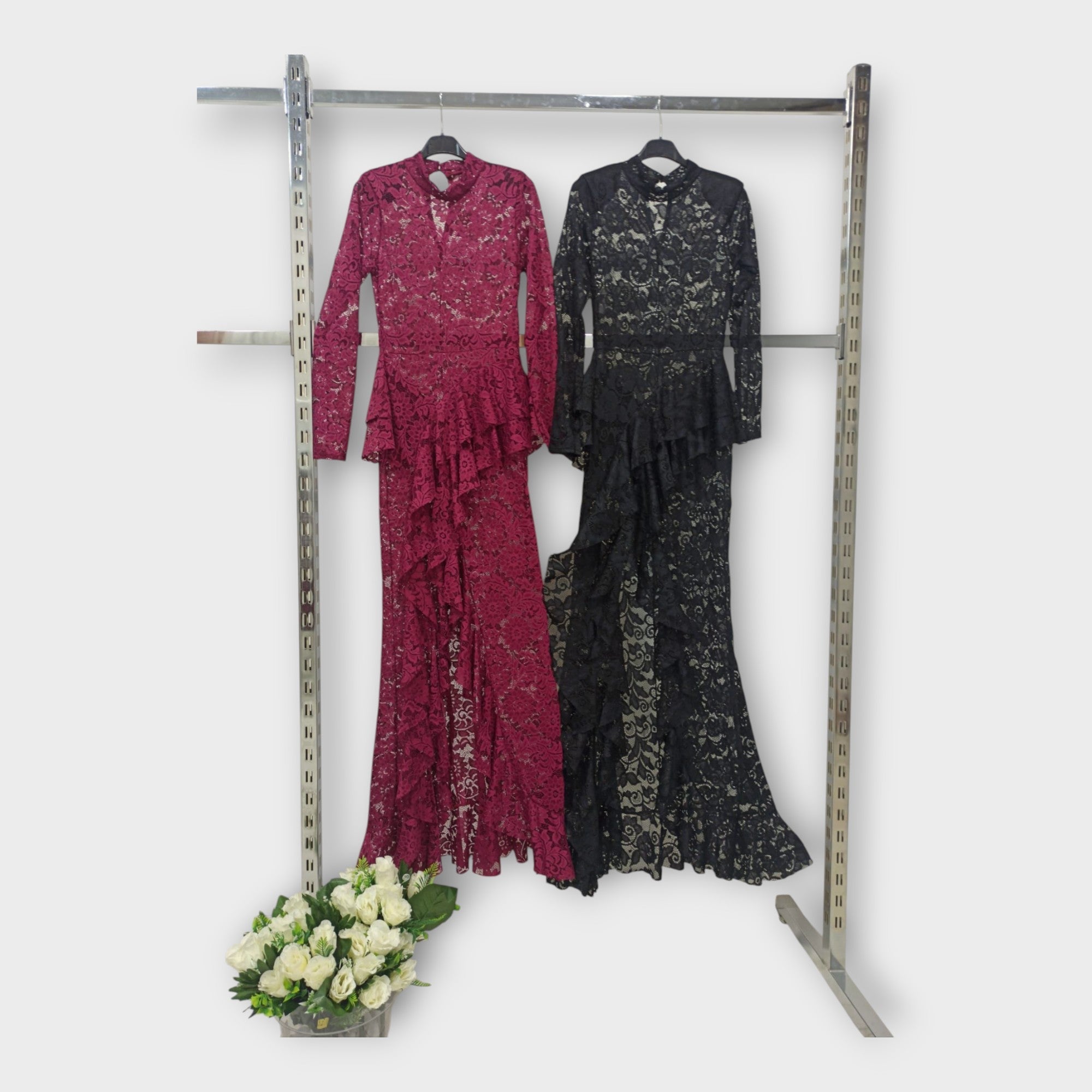 Asimetrična čipkasta obleka s prefinjenim dizajnom.