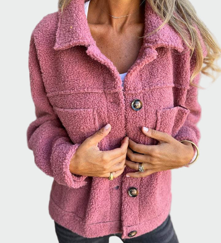 Elegantni in topli plašč za jesen.