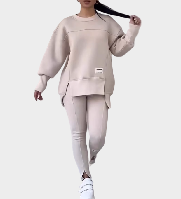 Ženski komplet iz flisa z hlačami in modernim udobjem.