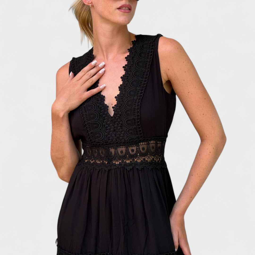 Elena - Elegantna Čipkasta Haljina s V-Izrezom" lahko prepišemo kot:

 "Elena - Elegantna Haljina od Čipke z V-Izrezom