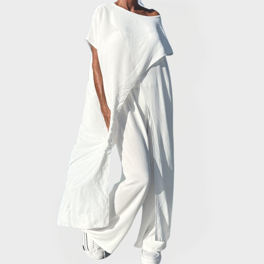 Komplet s topom in hlačami v enobarvni odtenku z dekoltejem