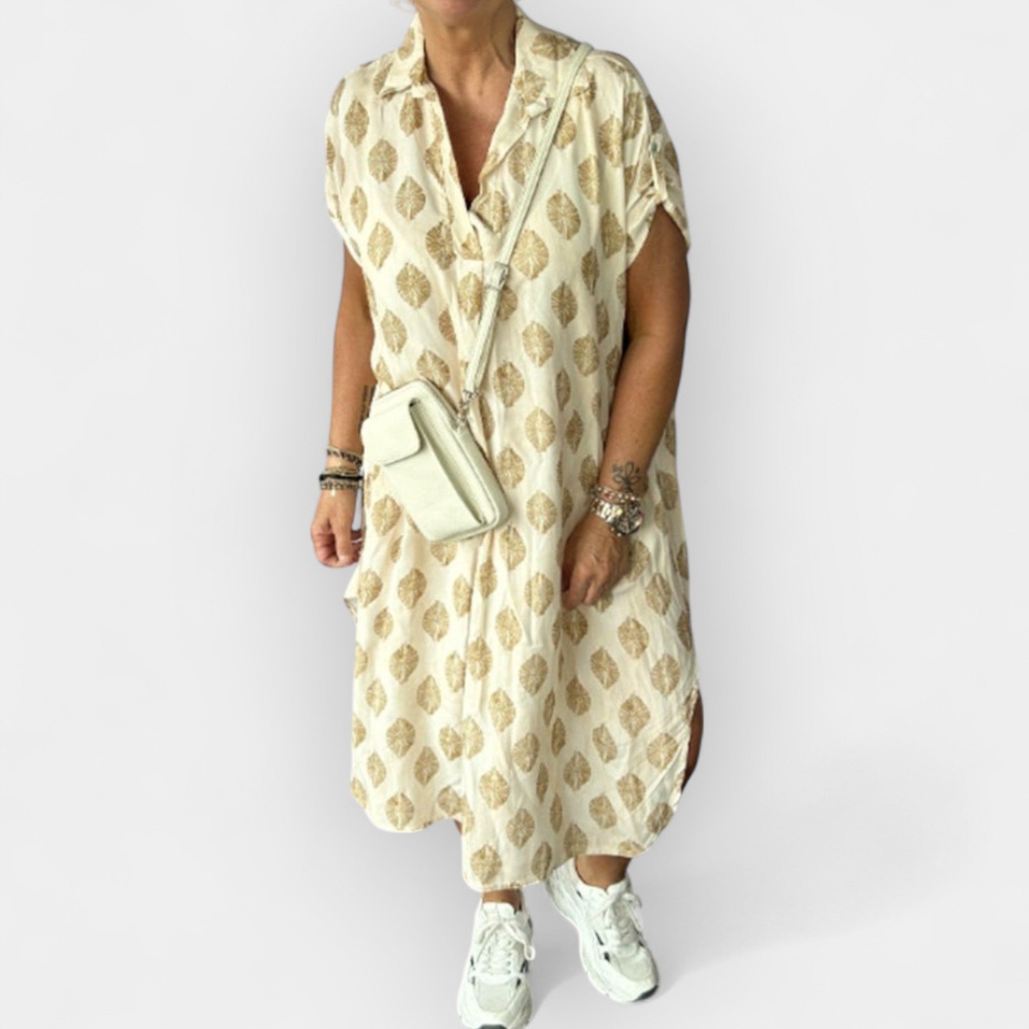 Lahka poletna obleka z izrezom na vratu