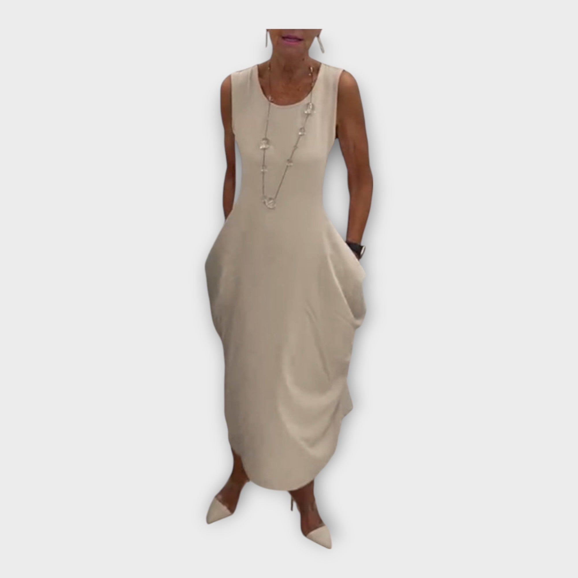 Lahka obleka s sodobno silhueto in žepami.