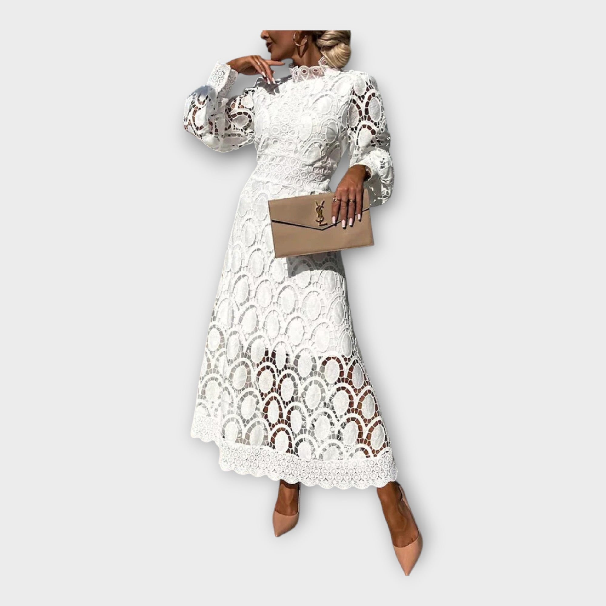 Rafinirano čipkasto krilo z elegantnim dizajnom.