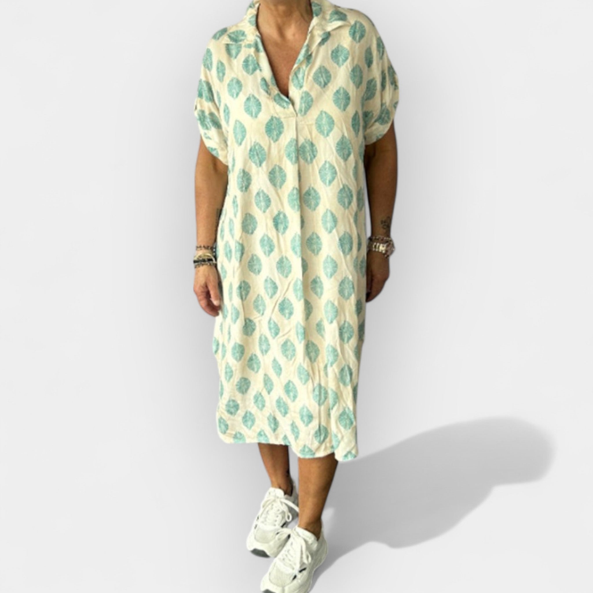 Lahka poletna obleka z izrezom na vratu