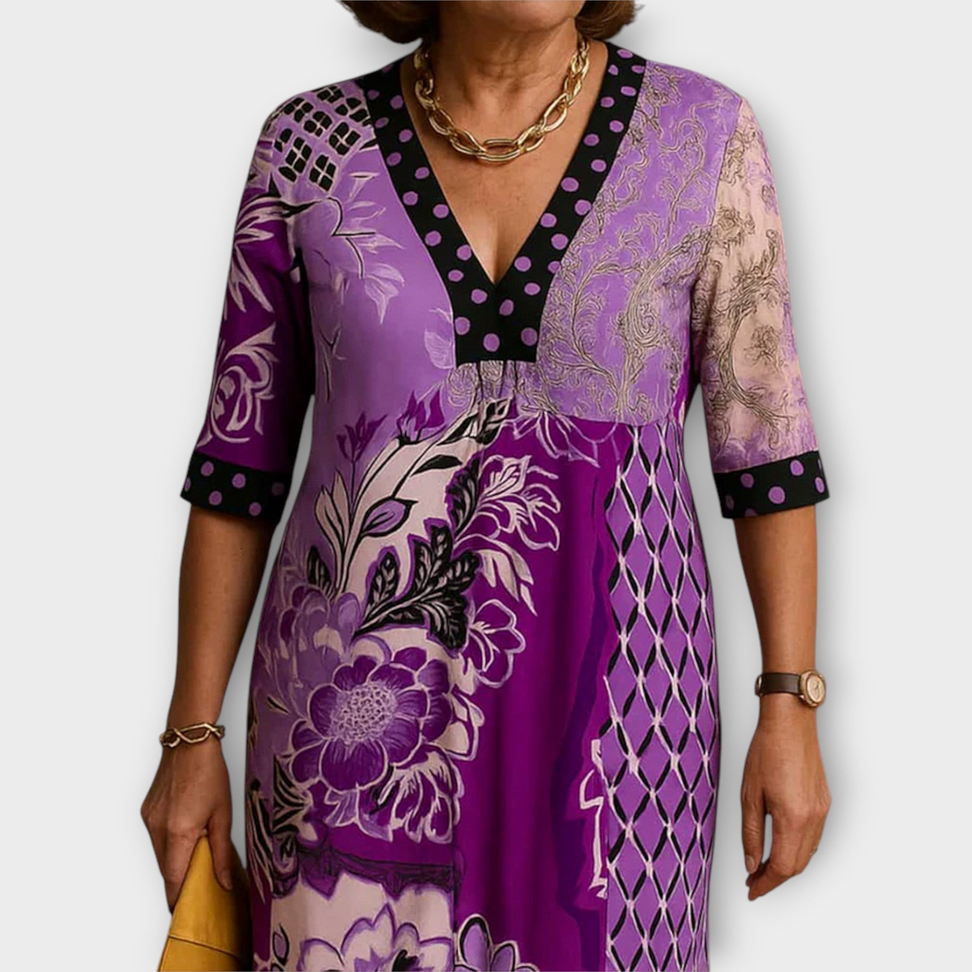 Haljina z elegantnim izrezom in edinstvenimi vzorci