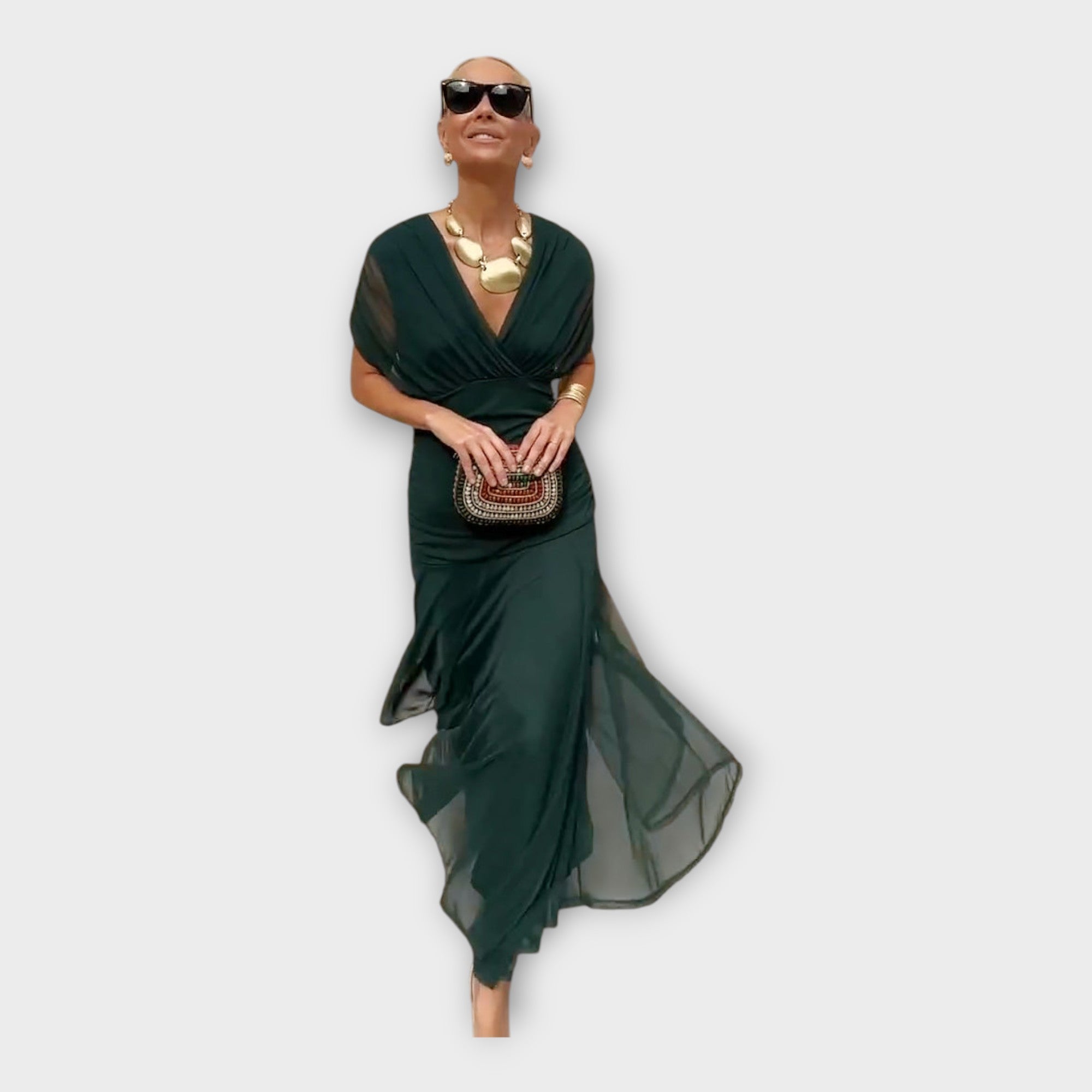 Lahka obleka z impresivnim izrezom