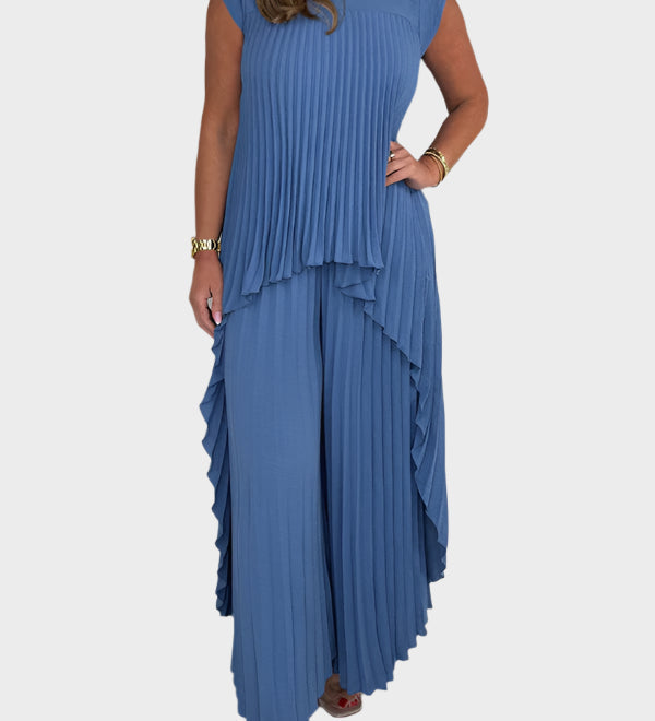 Komplet z plisiranim topom z kratkimi rokavi in nepravilnim midi dolžinom, hlačami z širokimi nogavicami in elastičnim pasom.