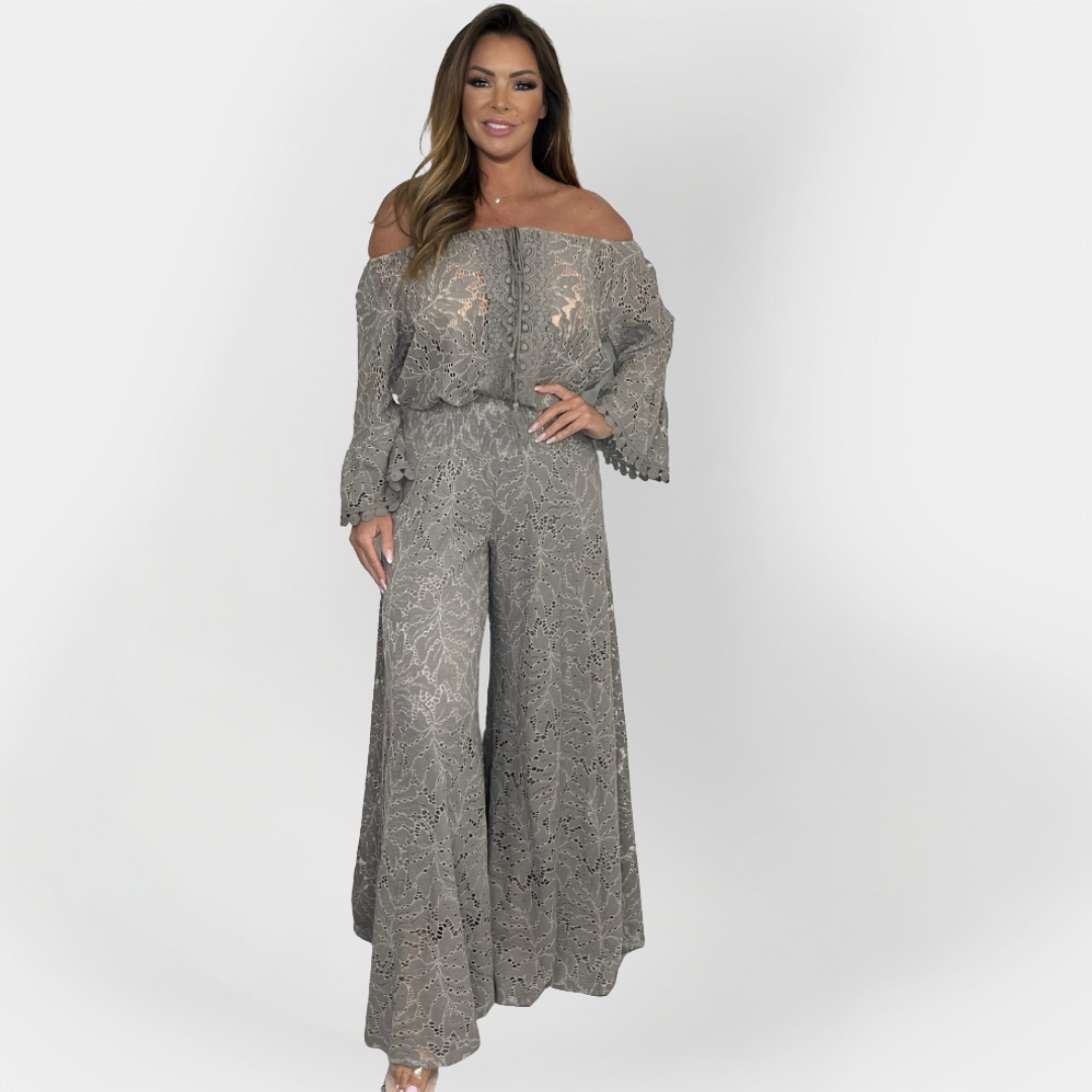 Jumpsuit s odkritimi rameni in čipko