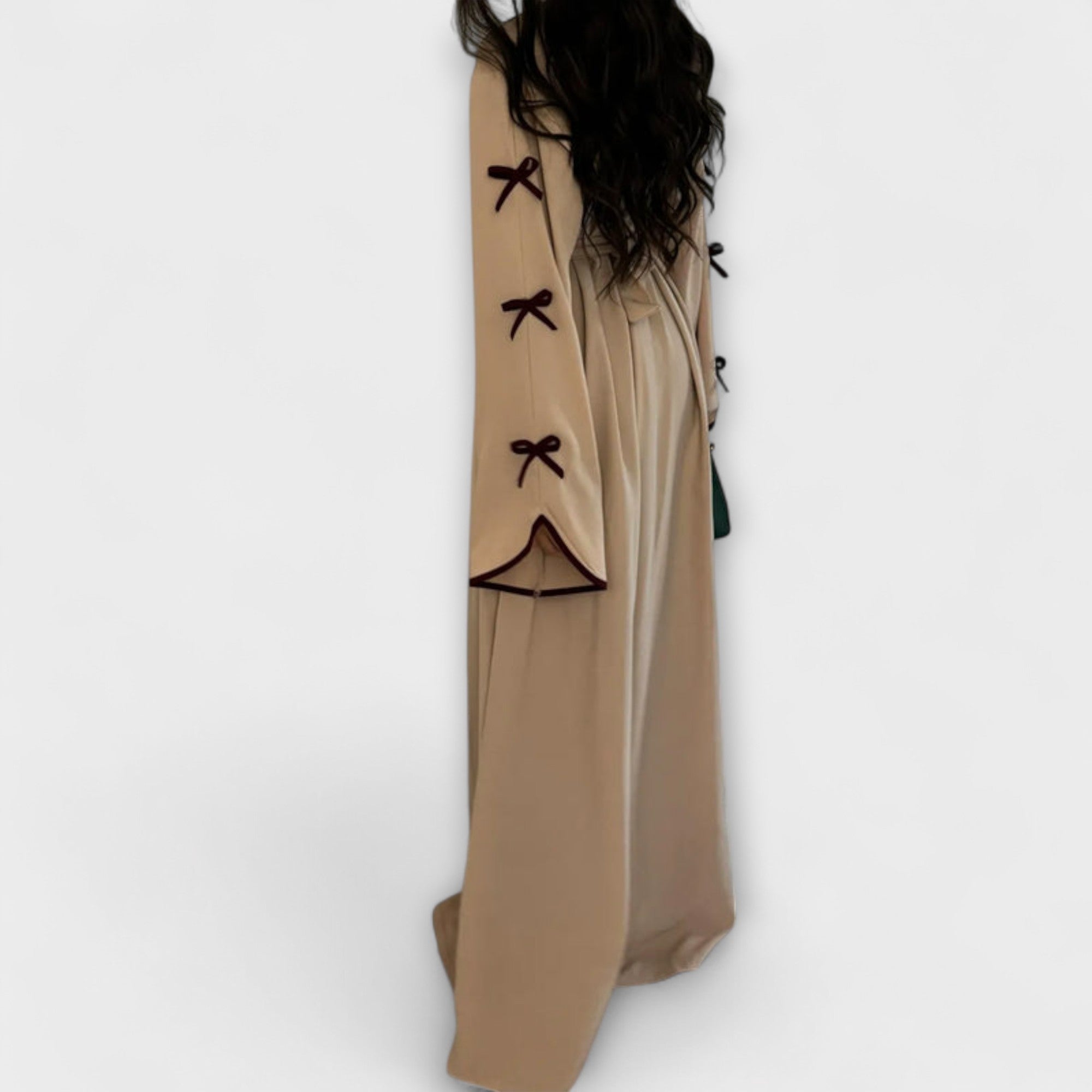 Elegantni kardigan in obleka v kombinaciji s prugastim vzorcem.