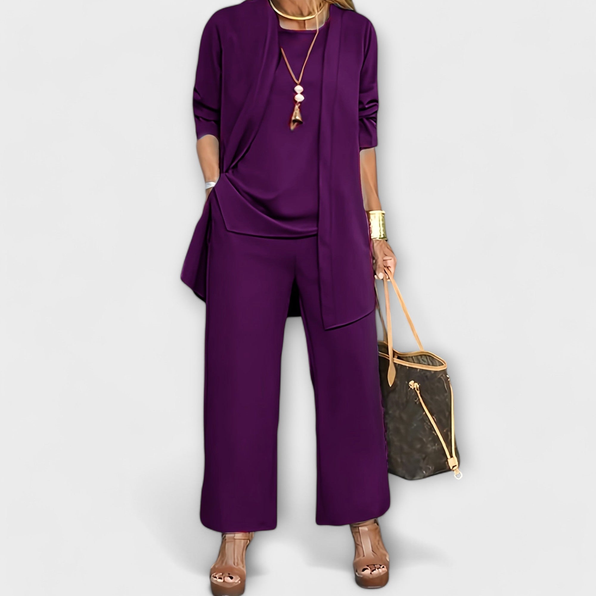 Komplet udobnega triodelnega kompleta