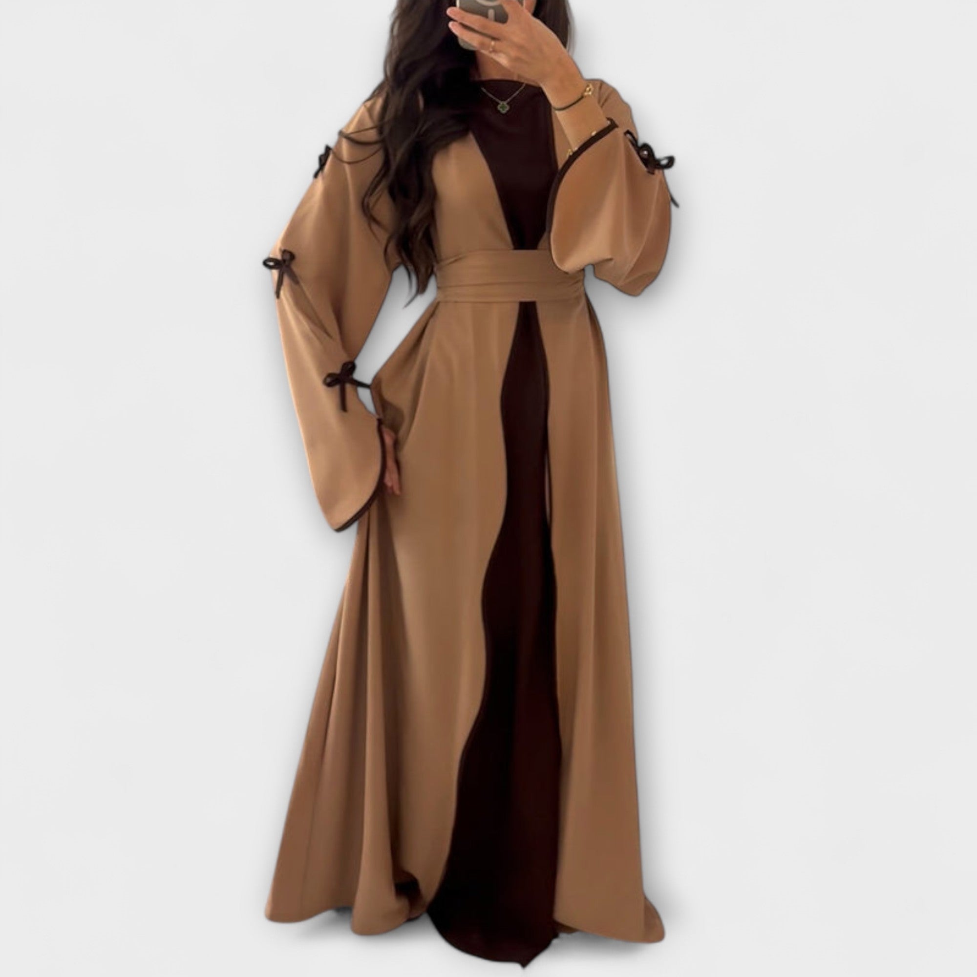 Elegantni kardigan in obleka v kombinaciji s prugastim vzorcem.