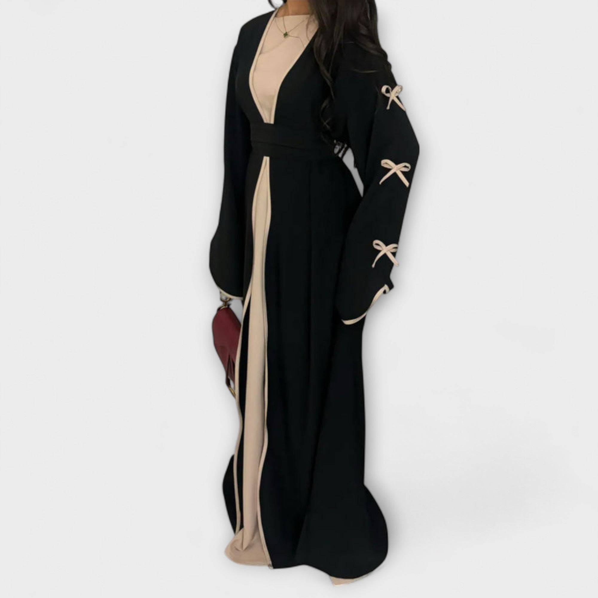 Elegantni kardigan in obleka v kombinaciji s prugastim vzorcem.