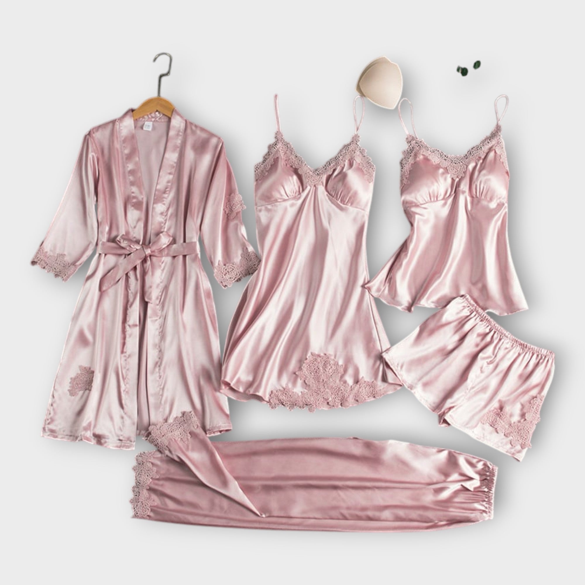 Satenasta pižama in ogrtač v kompletu z izpiljeno estetiko.