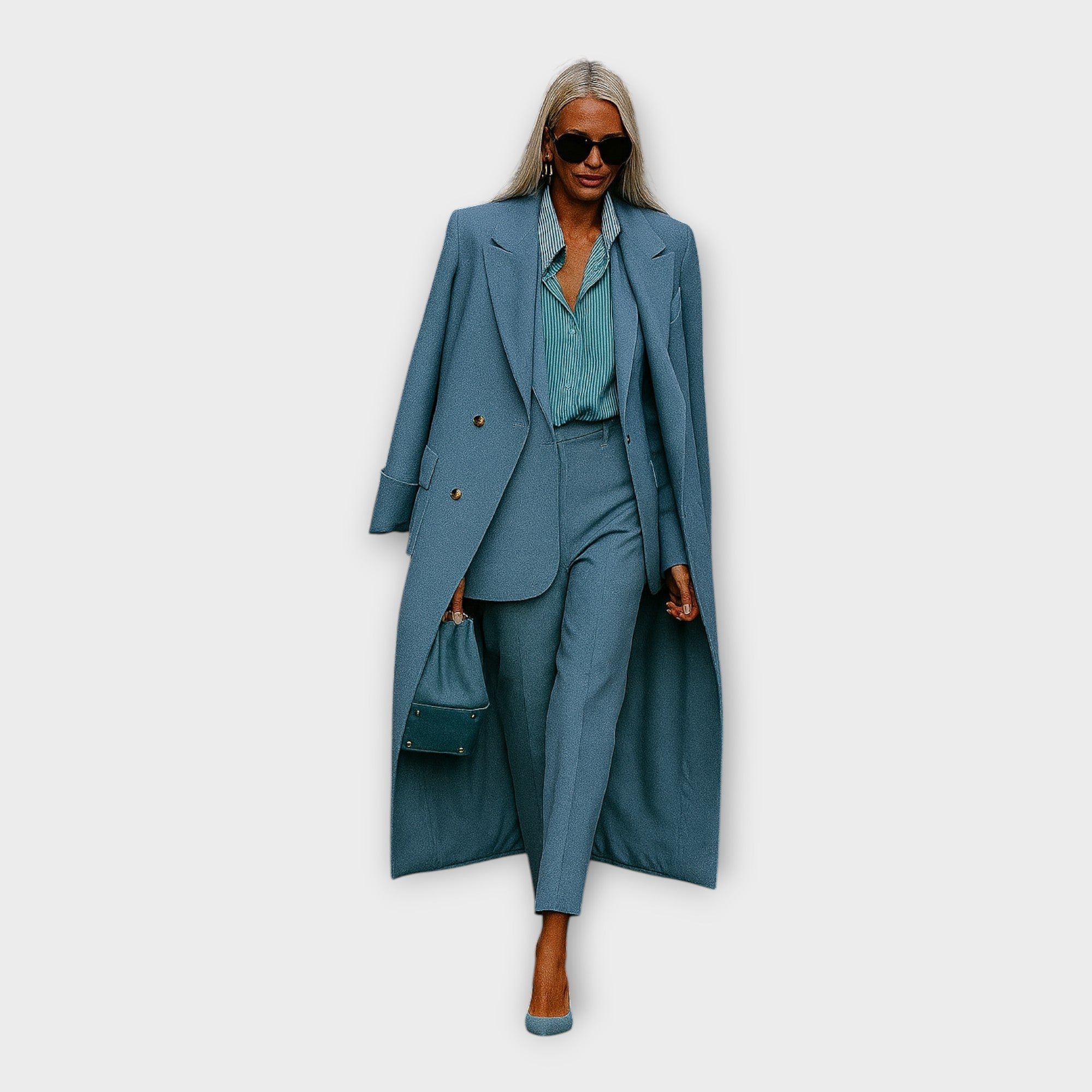 Elegantna kombinacija hlač in plašča v minimalističnem slogu.