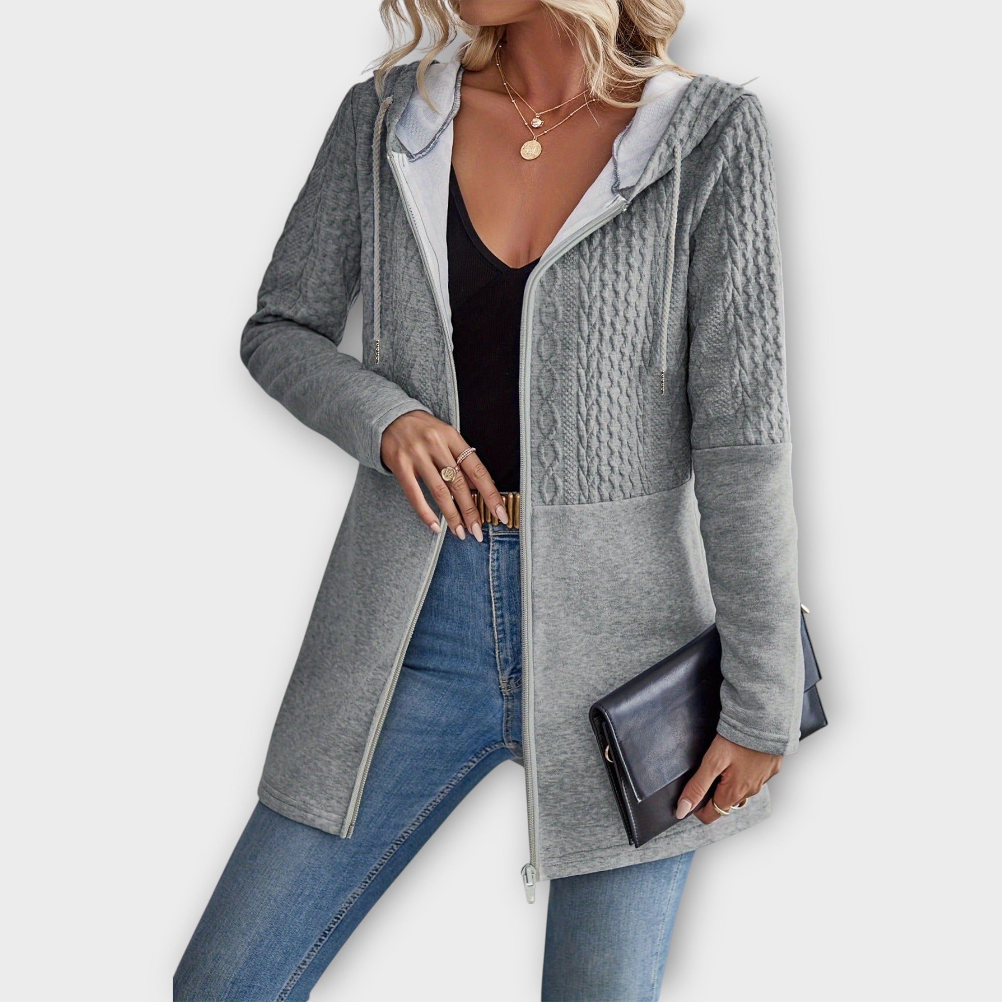Elegantna jakna s kapuco in modernimi detajli
