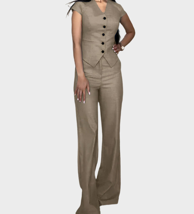 Komplet s topom v obliki črke V in hlačami