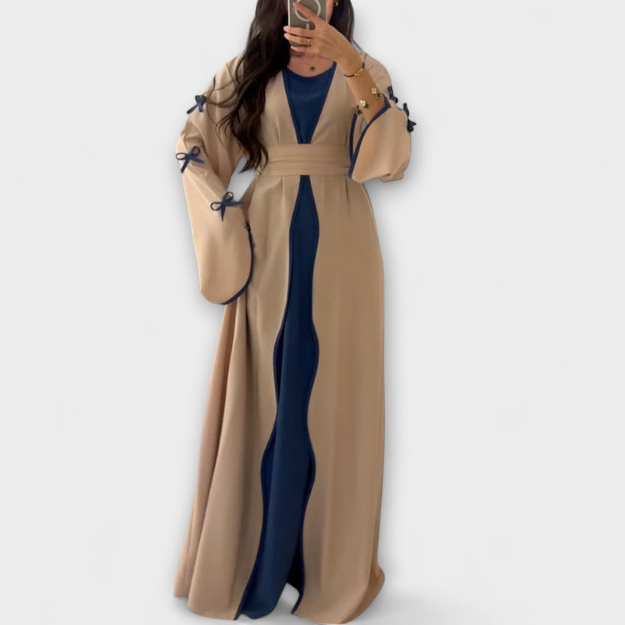 Elegantni kardigan in obleka v kombinaciji s prugastim vzorcem.