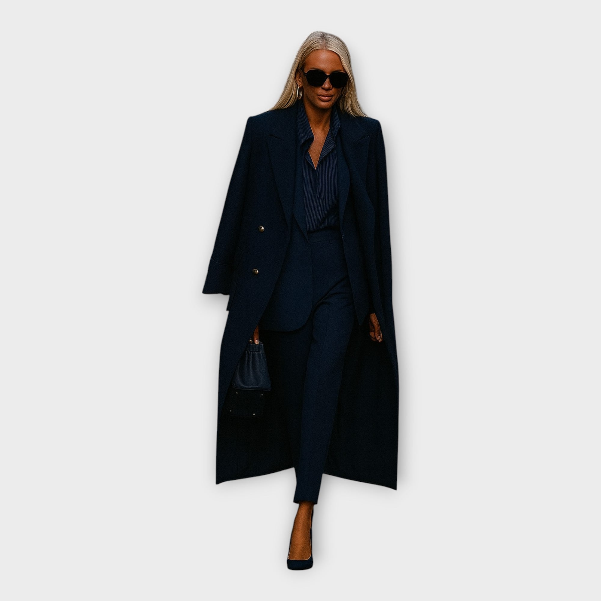 Elegantna kombinacija hlač in plašča v minimalističnem slogu.