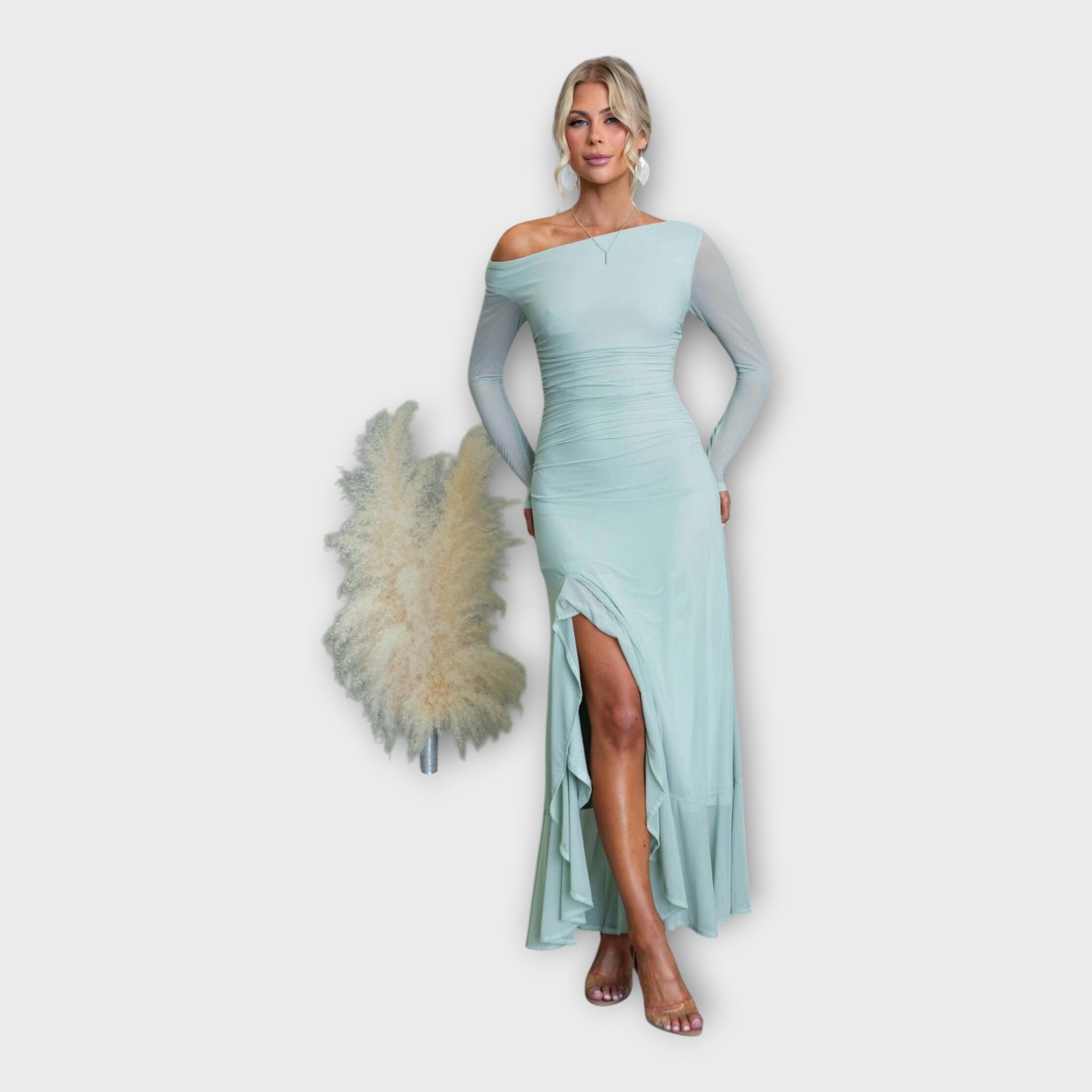 Impresivna obleka z elegantnim krojem