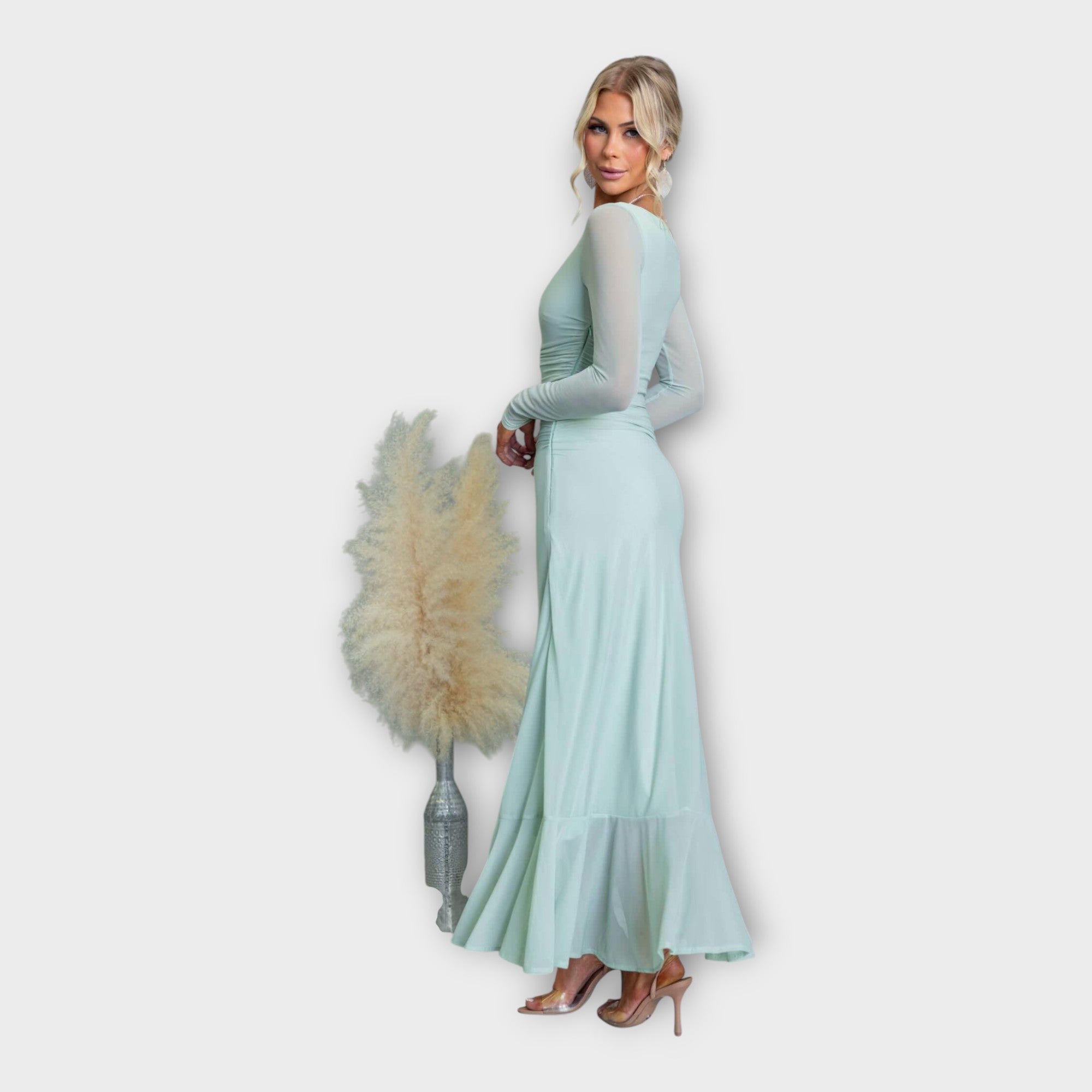 Impresivna obleka z elegantnim krojem