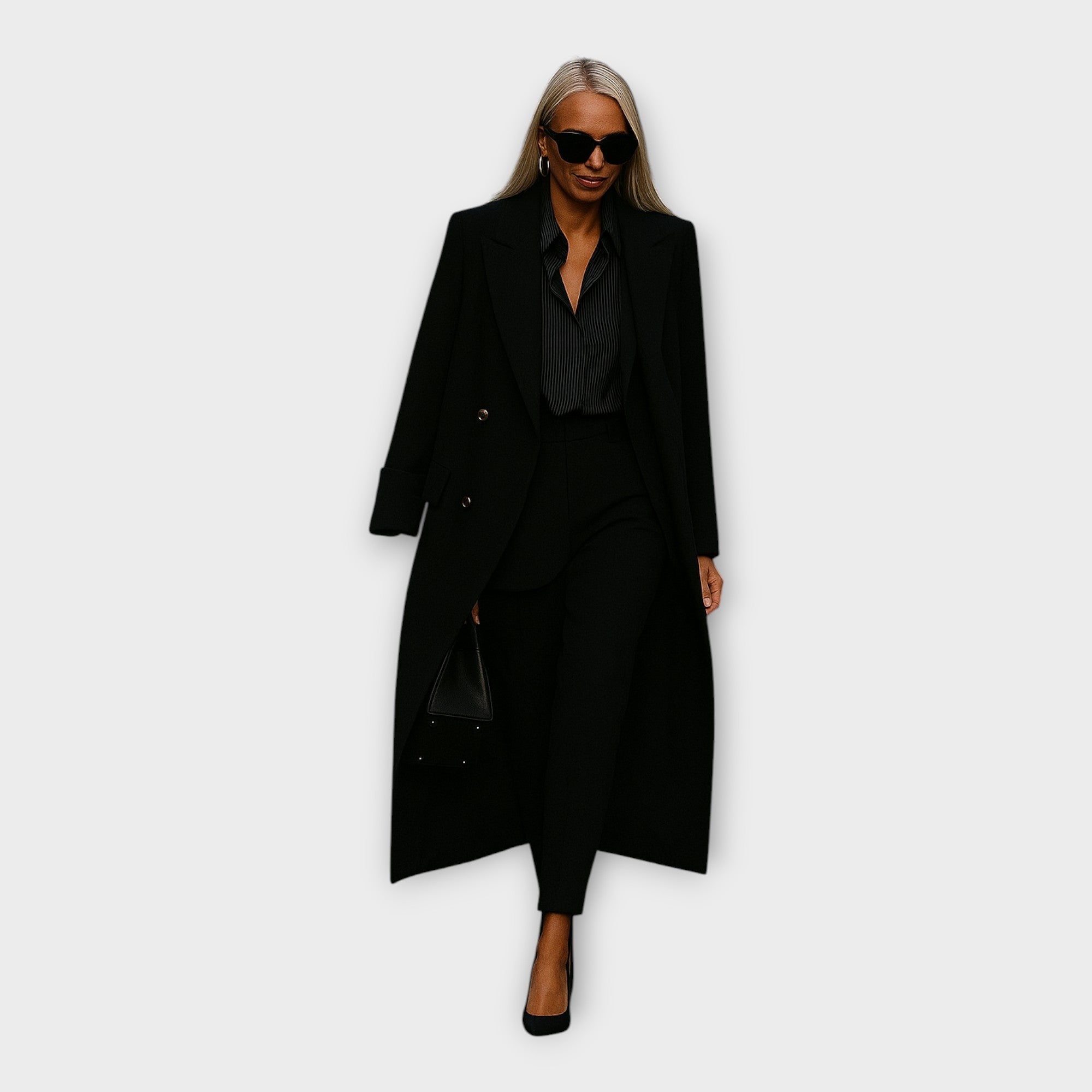 Elegantna kombinacija hlač in plašča v minimalističnem slogu.