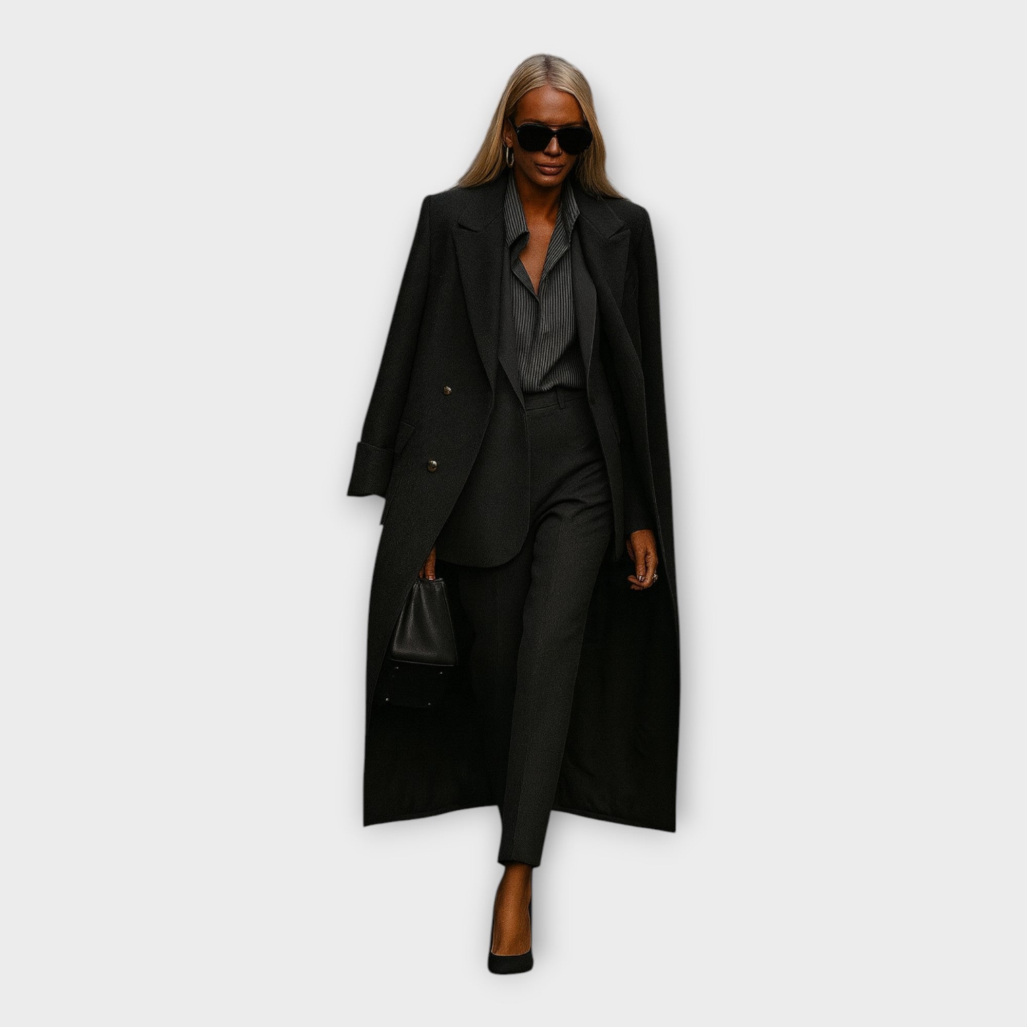 Elegantna kombinacija hlač in plašča v minimalističnem slogu.