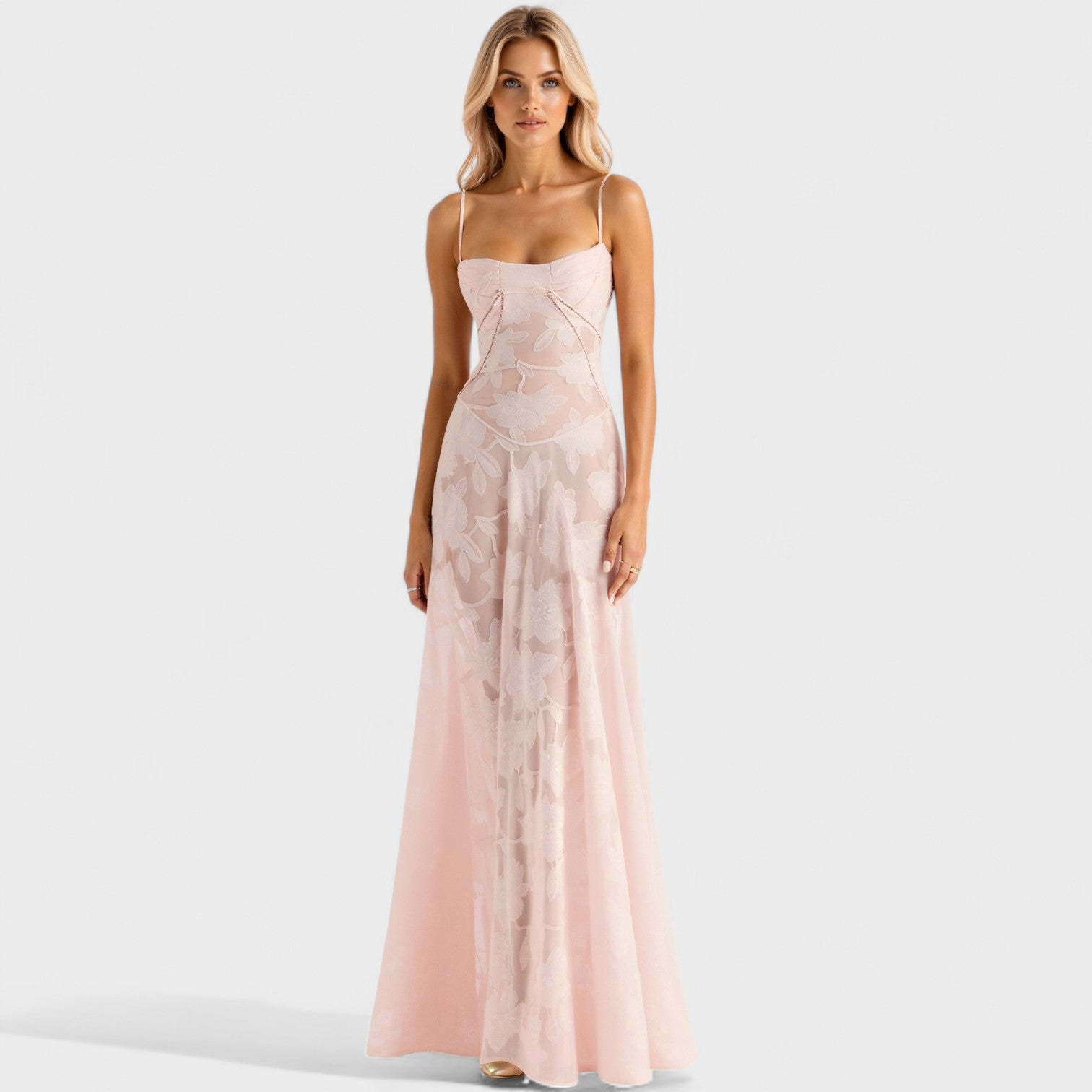 "Verona - Obleka iz cvetličnega čipke" se lahko prepiše kot "Verona - Cvetlična čipkasta obleka".