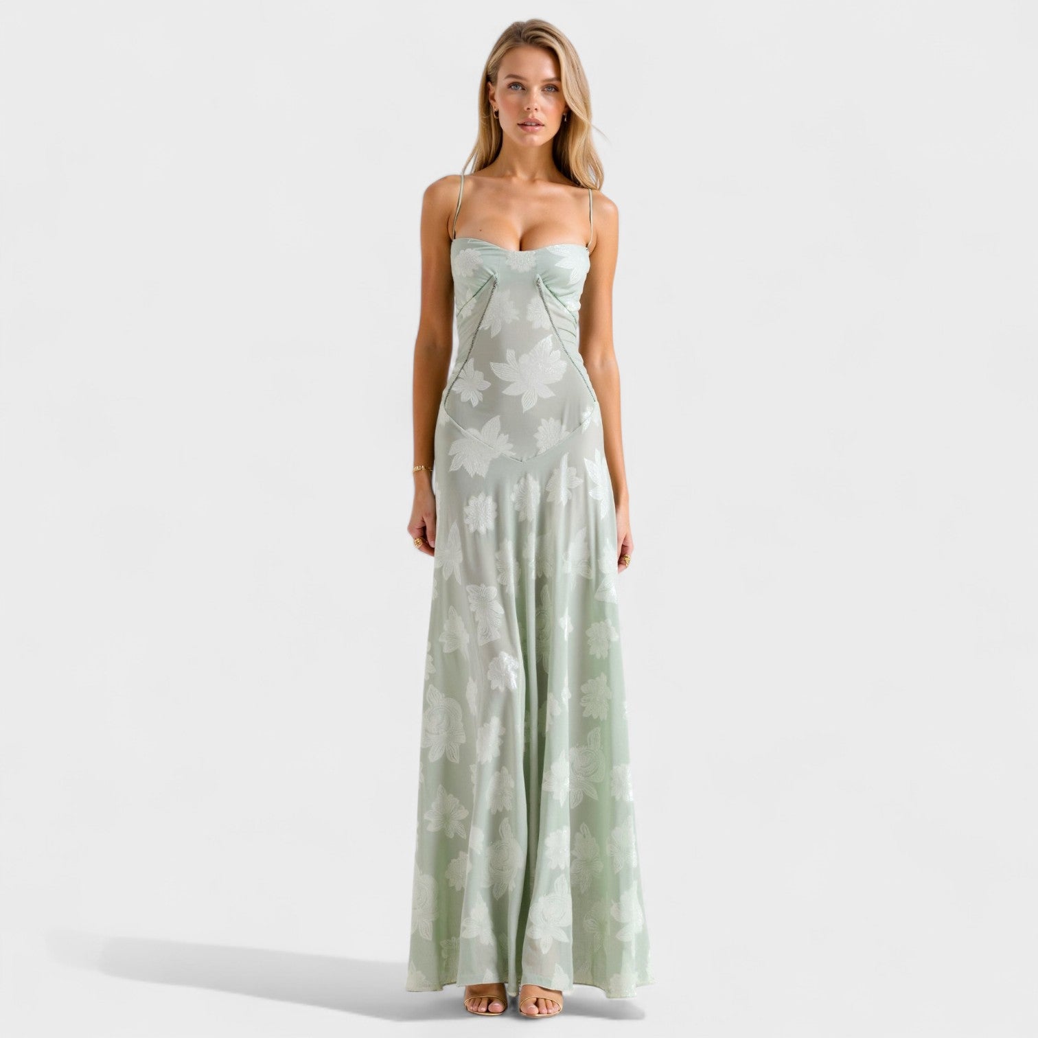 "Verona - Obleka iz cvetličnega čipke" se lahko prepiše kot "Verona - Cvetlična čipkasta obleka".