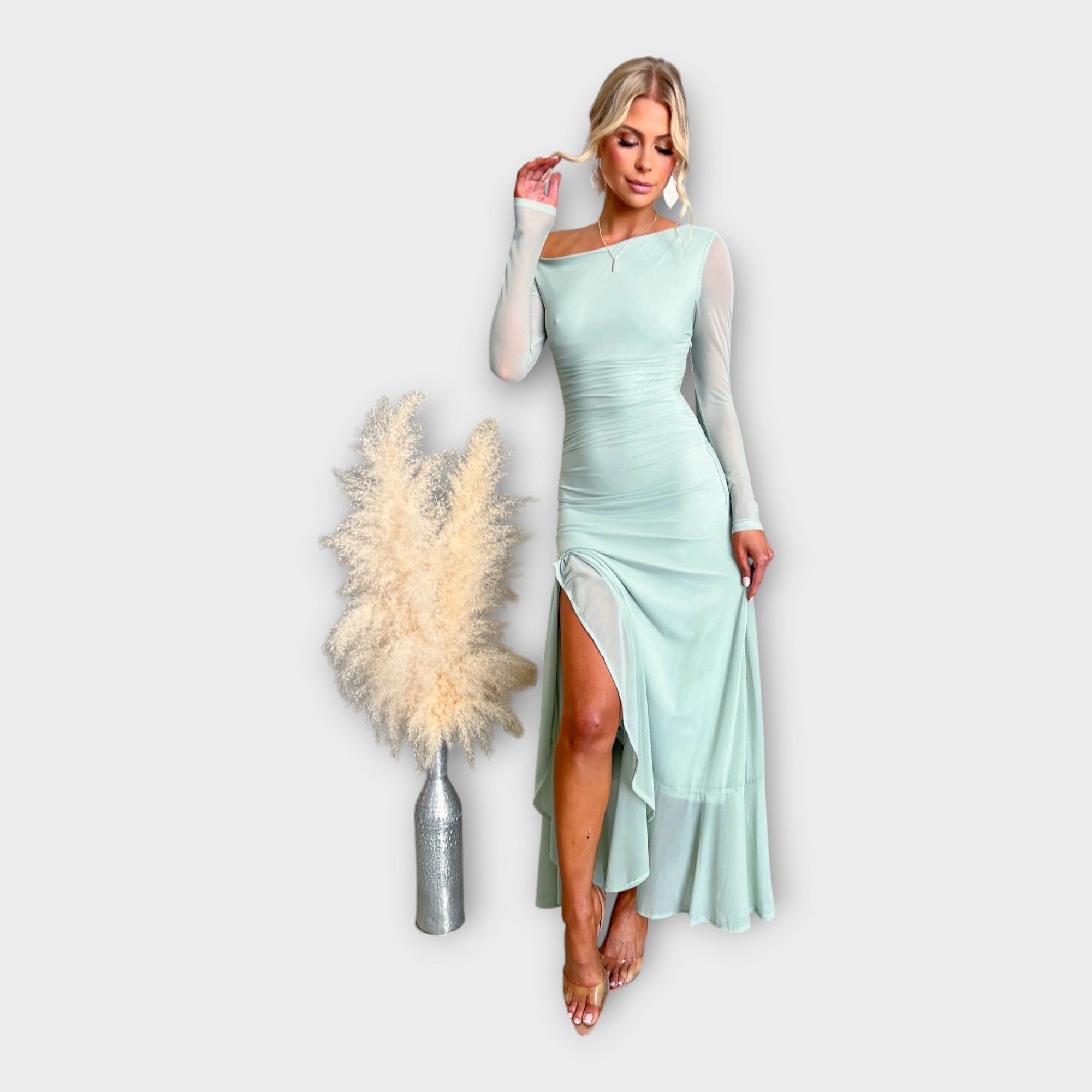 Impresivna obleka z elegantnim krojem