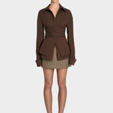 Šivana bluzo s čipkastim ovratnikom in elegantnimi detajli