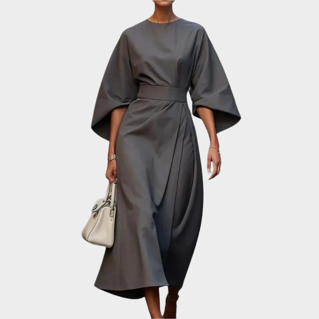 Minimalistična črna obleka s pasom in širokimi rokavi