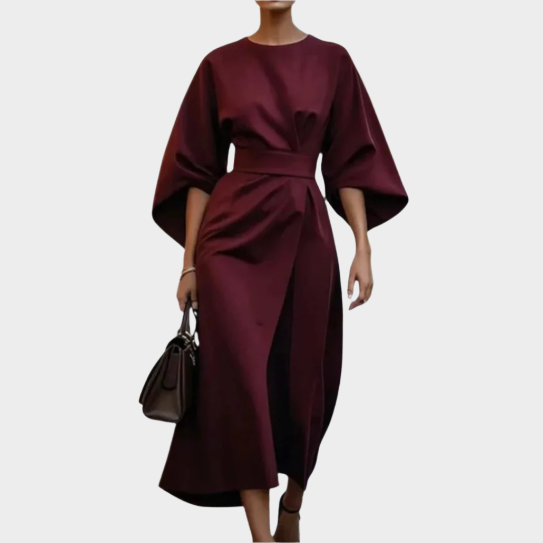 Minimalistična črna obleka s pasom in širokimi rokavi