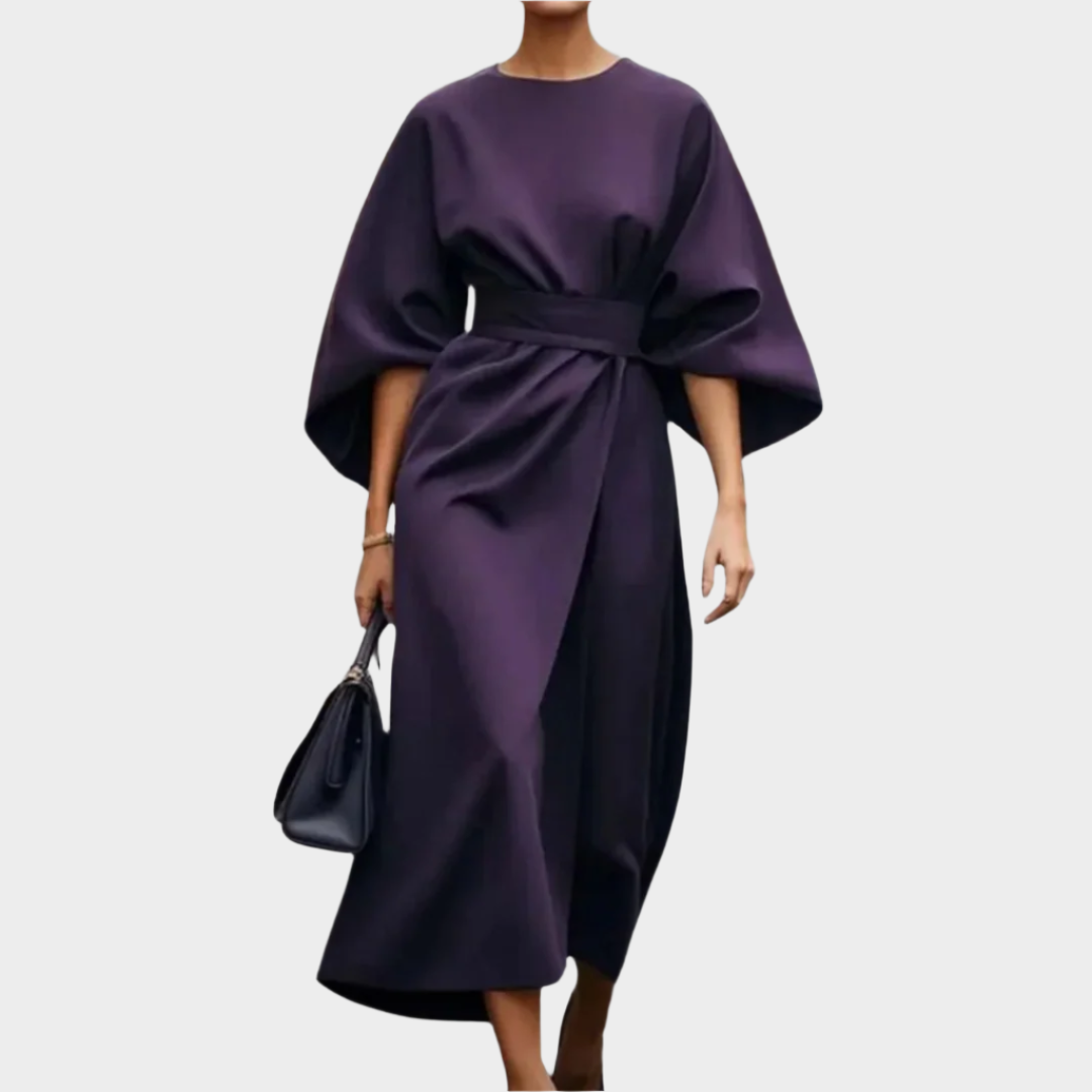 Minimalistična črna obleka s pasom in širokimi rokavi