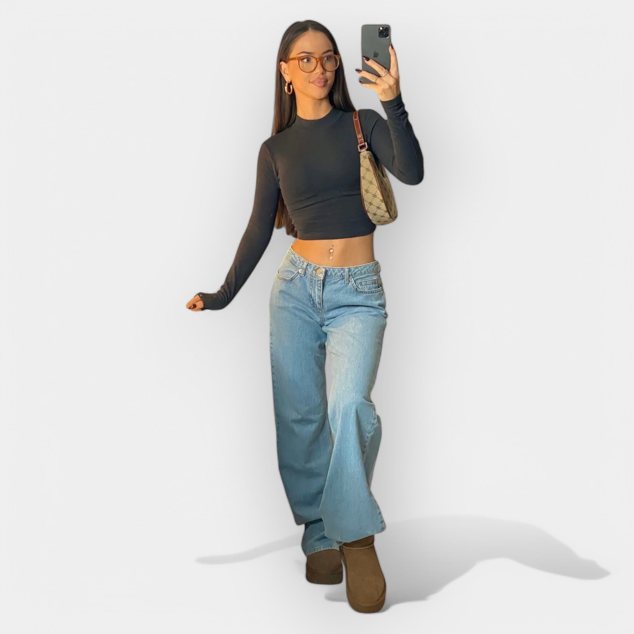 Hlače džins, nizkega pasu.