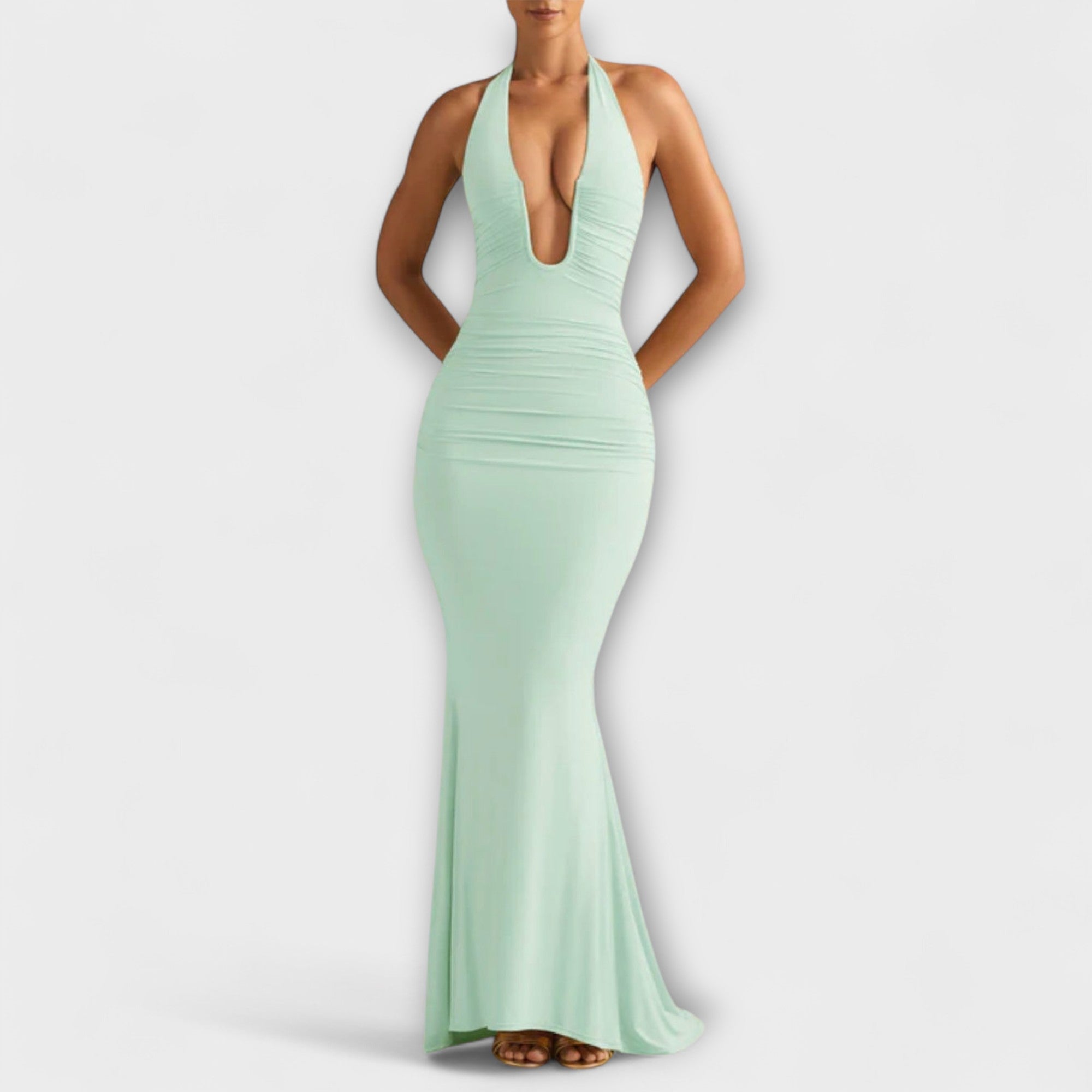 Elegantna gala obleka z odprtimi hrbti in impresivnim izrezom.