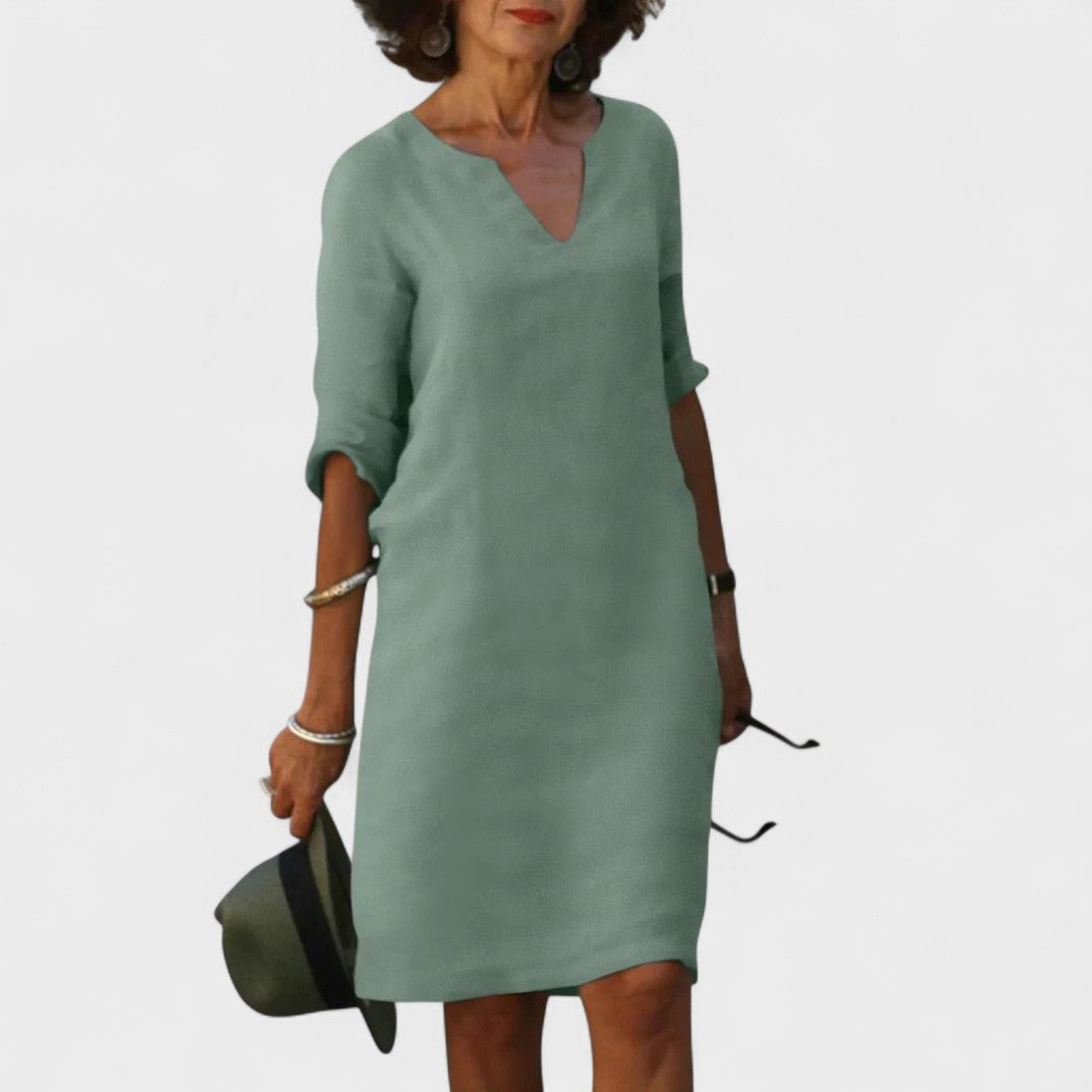"Lana - Obleka z V-izrezom" bi lahko prepisali kot "Lana - V-Neck Dress".
