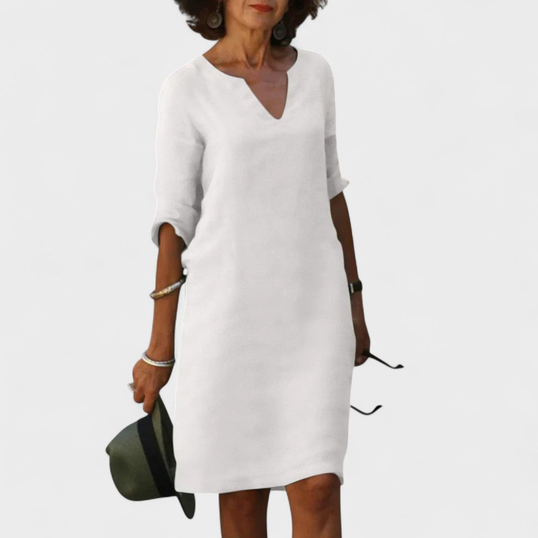 "Lana - Obleka z V-izrezom" bi lahko prepisali kot "Lana - V-Neck Dress".