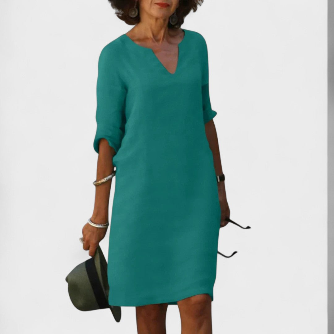 "Lana - Obleka z V-izrezom" bi lahko prepisali kot "Lana - V-Neck Dress".