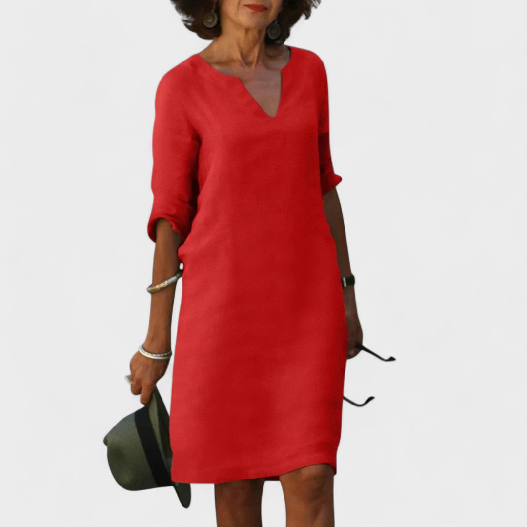 "Lana - Obleka z V-izrezom" bi lahko prepisali kot "Lana - V-Neck Dress".