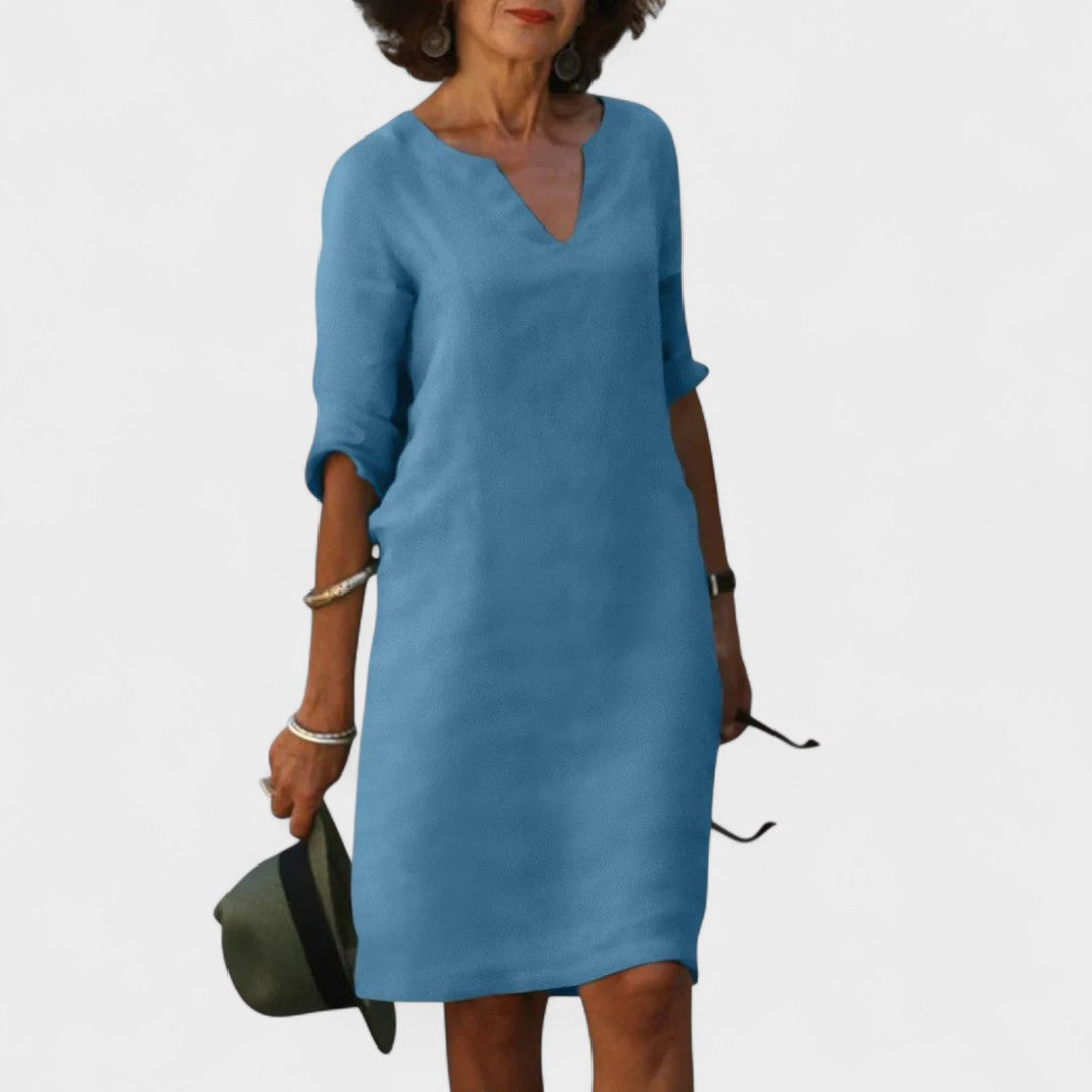 "Lana - Obleka z V-izrezom" bi lahko prepisali kot "Lana - V-Neck Dress".