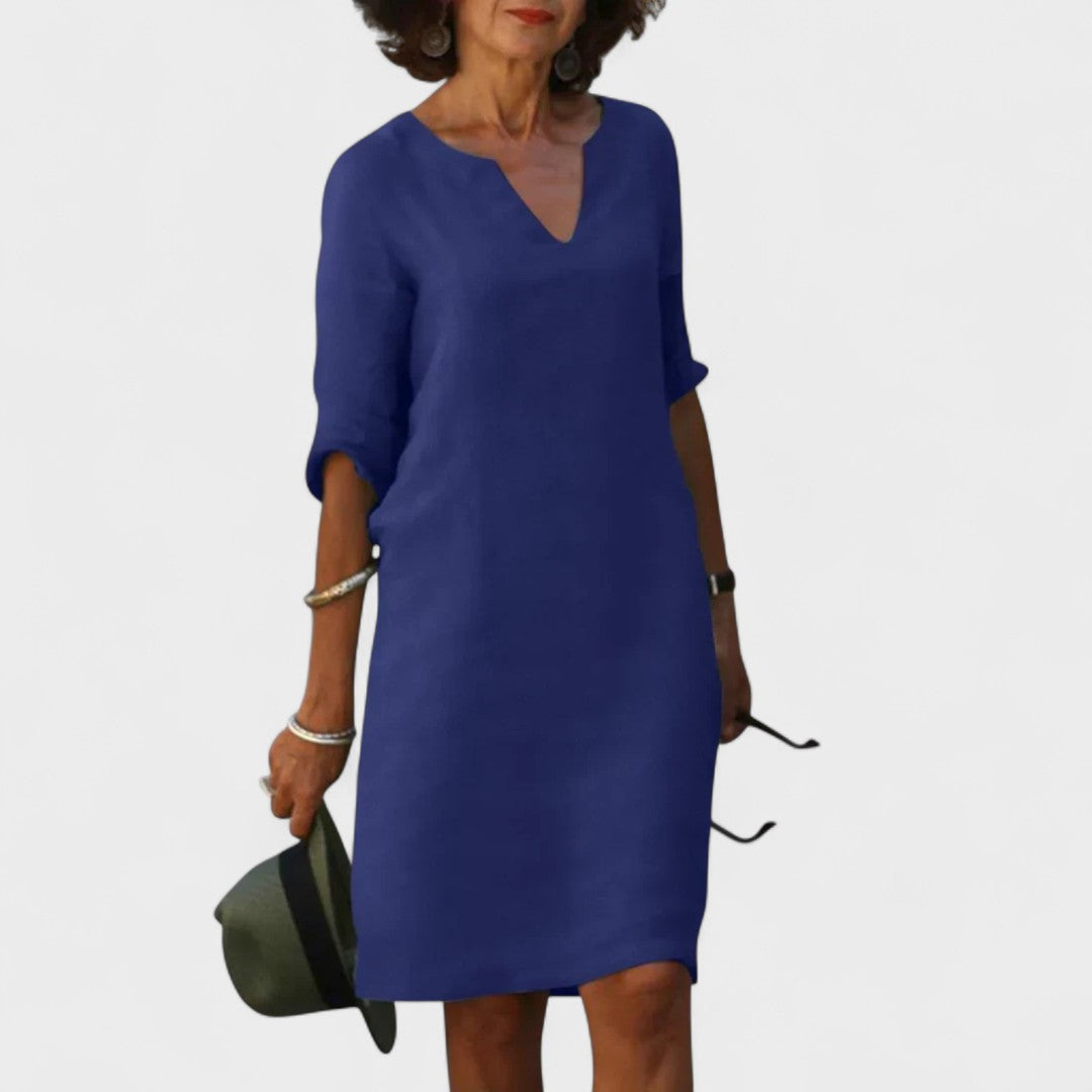 "Lana - Obleka z V-izrezom" bi lahko prepisali kot "Lana - V-Neck Dress".