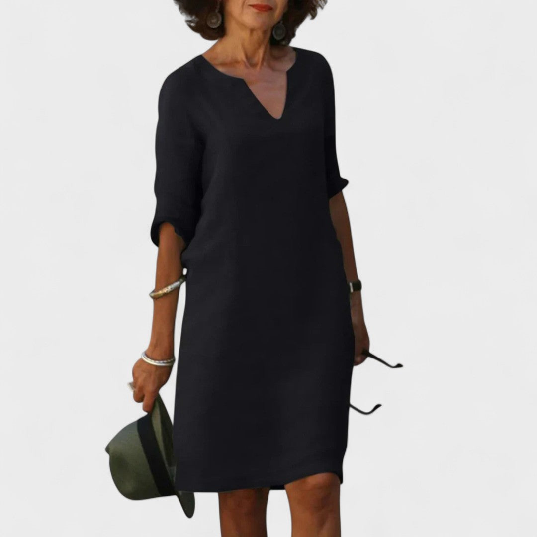 "Lana - Obleka z V-izrezom" bi lahko prepisali kot "Lana - V-Neck Dress".
